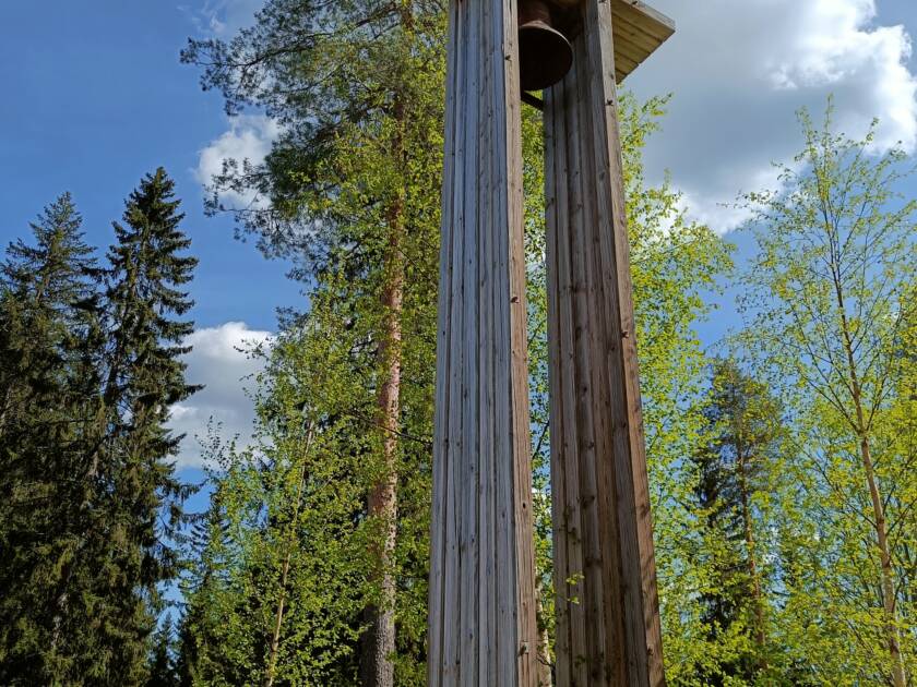 Martonvaaran kellotapuli ja metsää