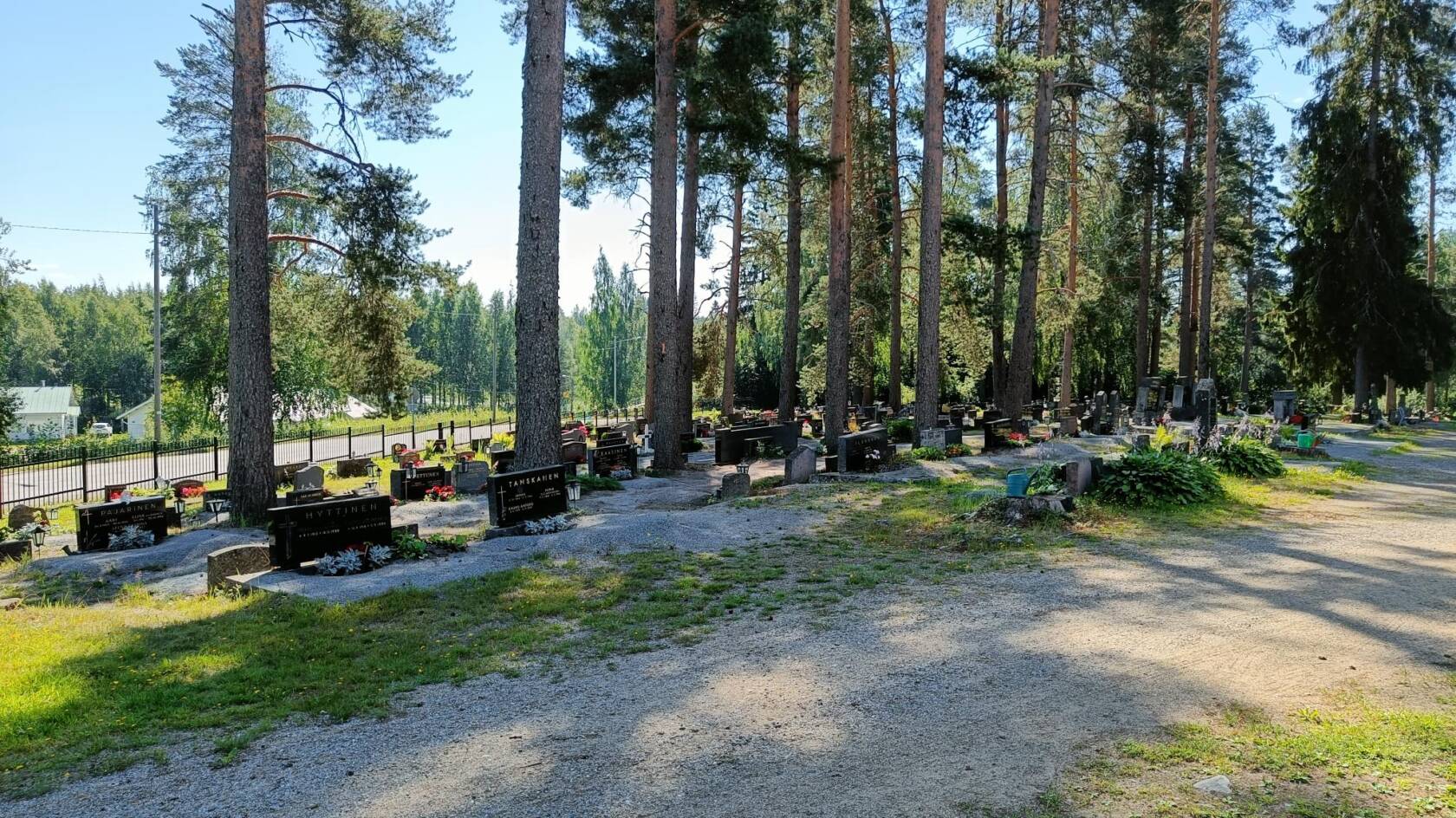 Hautausmaan ohitse kulkeva tie