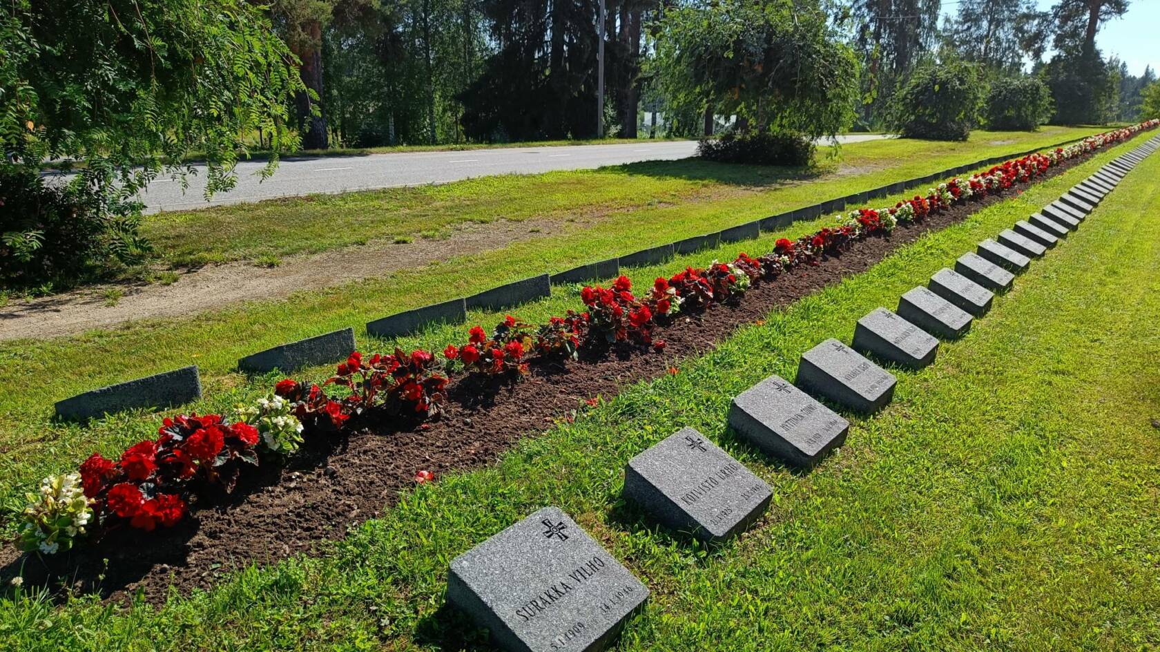 Sankarihaudat kukitettuina